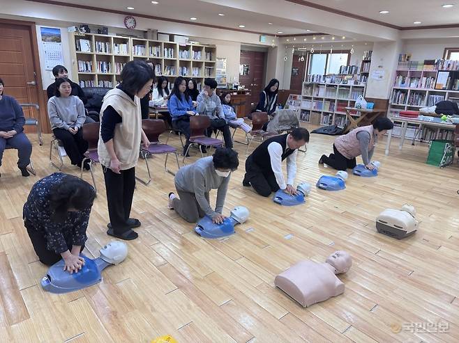 초대교회 교인과 지역 주민들이 23일 서울 강동구 초대구름작은도서관에서 심폐소생술 실습을 하고 있다. 초대구름작은도서관 제공