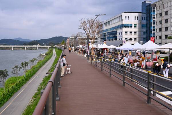 남한강변(1.1㎞)에 조성된 ‘남한강 테라스’ 전경. 양평군 제공
