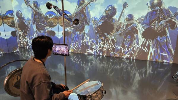 23일 인천아트플랫폼 ‘의문의 AI 展'에서 한 관객이 염인화 作 ‘솔라소닉 밴드’를 체험하고 있다. 박기웅기자