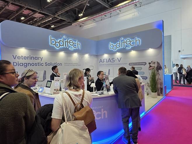바디텍메드는 지난 20~21일 수의학 전문 전시회 ‘London Vet Show 2025’에 참가해 반려동물병원에서 활용 가능한 통합 진단 솔루션을 공개했다. [바디텍메드]