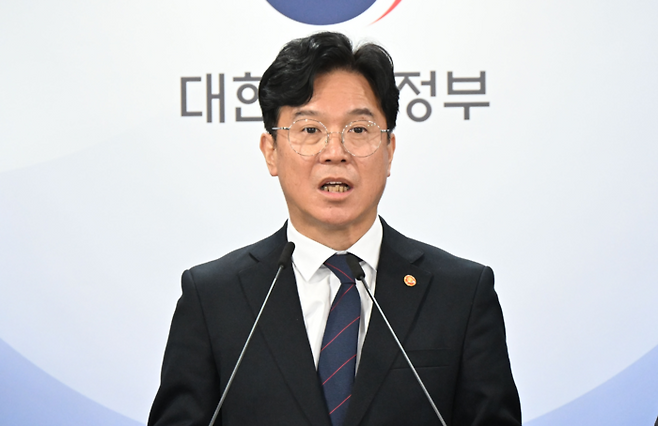 김영훈 고용노동부 장관이 24일 정부서울청사에서 노동조합 및 노동관계조정법 시행령 개정안 브리핑을 하고 있다. [한주형 기자]