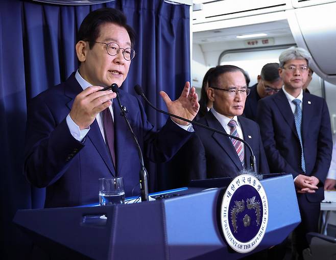 기내 간담회
이재명 대통령이 G20 정상회의 일정을 마친 후 24일 튀르키예로 향하는 공군 1호기에서 기내 기자간담회를 하고 있다. 요하네스버그·앙카라 김호영 기자