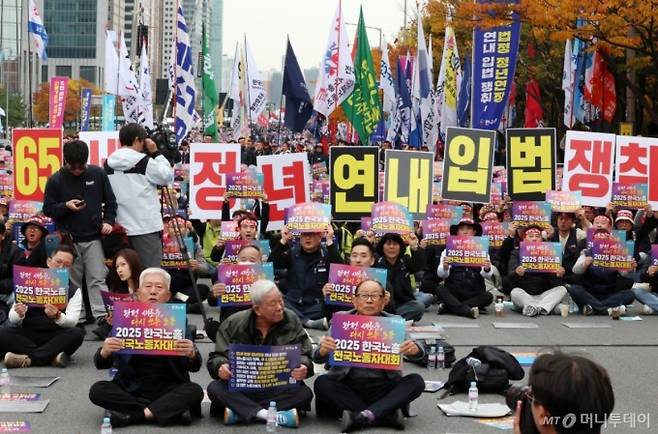 [서울=뉴시스] 이영환 기자 = 8일 오후 서울 영등포구 여의대로에서 열린 2025 한국노총 전국노동자대회에서 참석자들이 구호를 외치고 있다. 2025.11.08. 20hwan@newsis.com /사진=이영환