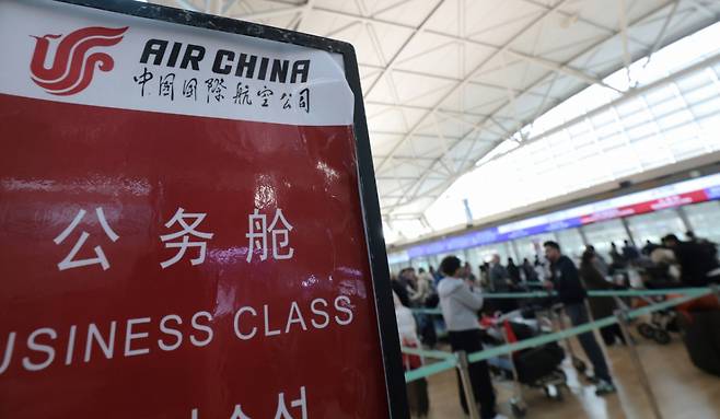 (인천공항=뉴스1)  = 중국이 한국을 포함한 45개국에 대한 무비자 입국 조치를 2026년 말까지 연장했다. 4일 인천국제공항 제1여객터미널 출국장이 여행객들로 붐비고 있다.