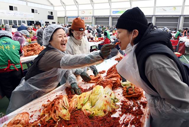 지난 5일 오전 강원도 평창군 진부면민체육공원 일원에서 열린 제8회 평창고랭지김장축제 모습.  문화일보 자료사진