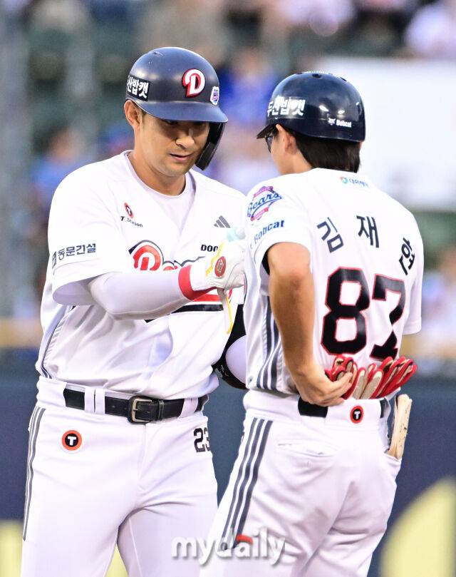 2025년 8월 28일 오후 서울 잠실구장에서 열린 '2025 신한 SOL뱅크 KBO 리그' 삼성 라이온즈와 두산 베어스의 경기. 두산 강승호가 1회말 무사 1루서 2루타를 친 뒤 코치의 축하를 받고 있다./마이데일리