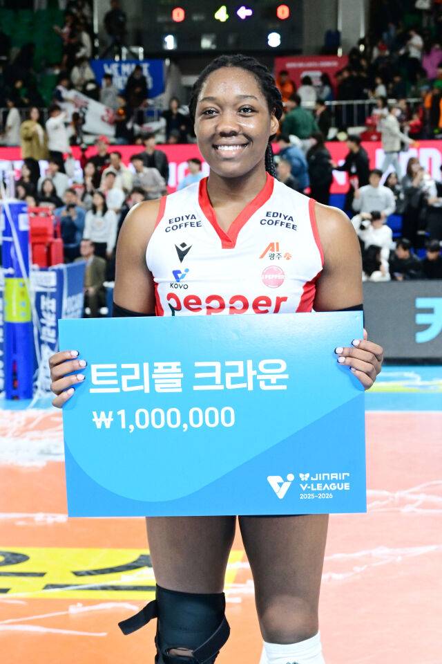 페퍼저축은행 조이가 트리플 크라운을 달성한 뒤 포즈를 취하고 있다./ 한국배구연맹(KOVO)