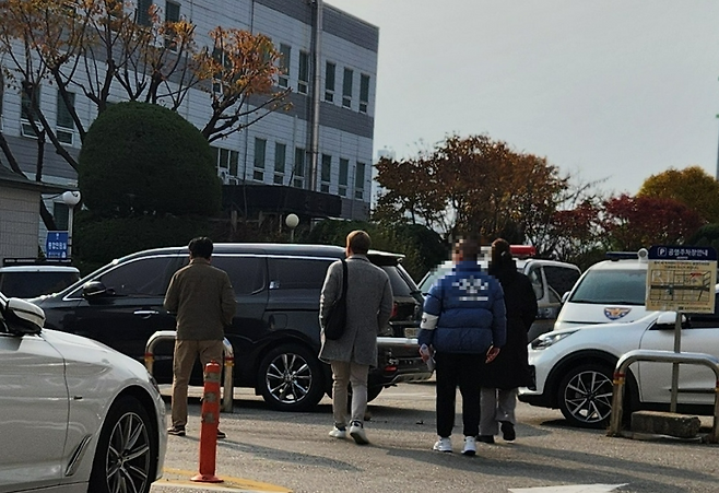 마약 ‘드라퍼’로 활동했던 김태정(가명·오른쪽 두 번째) 씨가 최근 법원 선고를 받고 지인들과 이동하고 있다. 그는 징역 8개월, 집행유예 2년. 그리고 40시간의 약물 치료 이수를 명령받았다.  이영기 기자