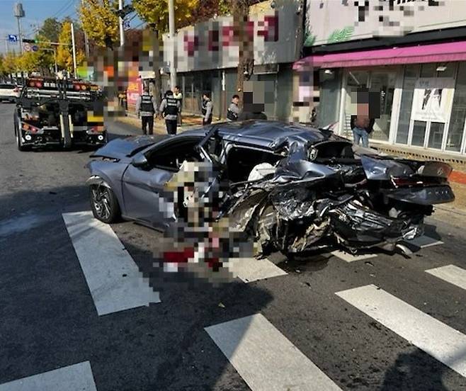 [구미=뉴시스] 택시, 승용차 충돌 사고 현장. (사진=경북소방본부 제공) 2025.11.24 photo@newsis.com *재판매 및 DB 금지