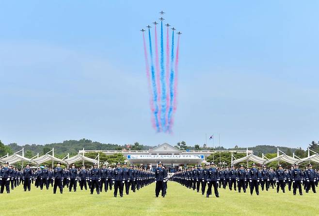 [서울=뉴시스] 27일 경남 진주 공군 교육사령부에서 열린 제154기 공군 학사사관후보생 임관식에서 블랙이글스가 축하 비행을 하고 있다. (사진=공군 제공) 2025.05.27. photo@newsis.com *재판매 및 DB 금지