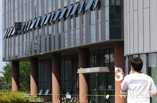 [서울=뉴시스] 최진석 기자 = 12일 실험실에서 화재가 발생한 서울 관악구 서울대학교 유회진학술정보관이 통제되고 있다. 소방당국은 인력 83명과 차량 25대를 투입해 오전 11시39분께 완진에 성공, 화재로 인명피해나 부상자는 없으며 40명은 대피했다. 2025.08.12. myjs@newsis.com