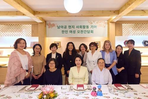 김혜경 여사가 22일(현지시간) 남아프리카공화국 요하네스버그의 한 식당에서 열린 남아공 현지 한인 사회활동 기여 한인 여성 오찬간담회에서 참석자들과 기념촬영을 하고 있다.  [공동취재 제공. 재판매 및 DB 금지]