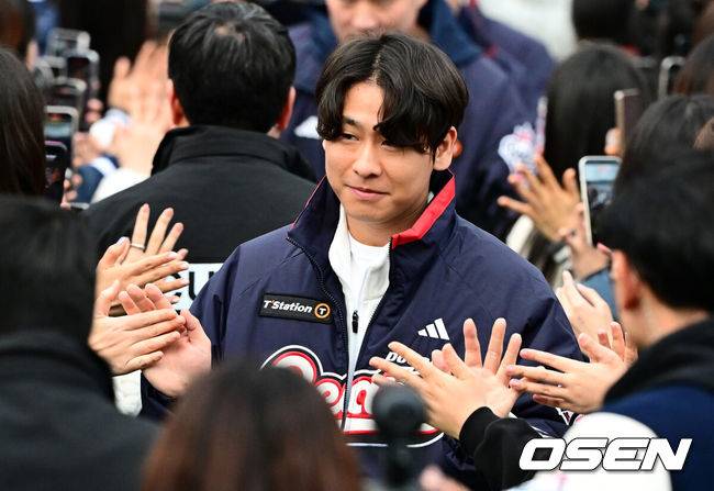 [OSEN=잠실, 지형준 기자] 프로야구 두산 베어스가 23일 오후 서울 잠실야구장에서 ‘2025 곰들의 모임’을 개최했다.곰들의 모임은 한 시즌 동안 변함없는 응원을 보내준 최강 10번타자 팬들에게 감사의 마음을 전하기 위해 마련된 팬 페스티벌이다.4년 최대 80억 원 초대형 FA 계약을 통해 두산으로 이적한 박찬호가 팬들과 하이파이브를 하며 입장하고 있다. 2025.11.23 /jpnews@osen.co.kr