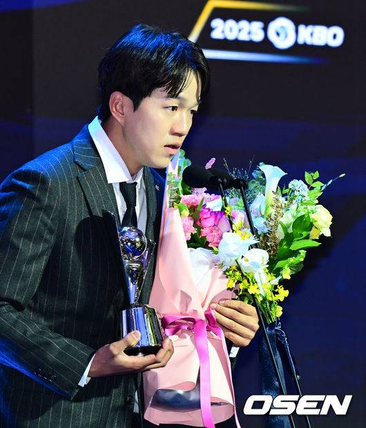 [OSEN=지형준 기자] 24일 오후 서울 잠실 롯데호텔 월드 크리스탈볼룸에서 ‘2025 신한 SOL뱅크 KBO 시상식’이 열렸다.KBO 시상식에서 가장 관심을 모으는 것은 단연 MVP 수상자다. 올해 MVP 레이스는 한화 코디 폰세와 삼성 르윈 디아즈의 2파전이다. 퓨처스리그 북부리그 평균자책점상을 수상한 LG 김주온이 소감을 말하고 있다. 2025.11.24 /jpnews@osen.co.kr