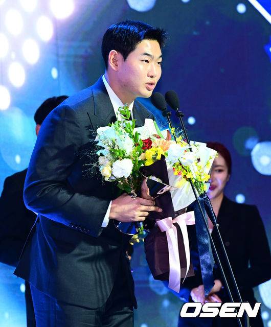 [OSEN=지형준 기자] 24일 오후 서울 잠실 롯데호텔 월드 크리스탈볼룸에서 ‘2025 신한 SOL뱅크 KBO 시상식’이 열렸다.KBO 시상식에서 가장 관심을 모으는 것은 단연 MVP 수상자다. 올해 MVP 레이스는 한화 코디 폰세와 삼성 르윈 디아즈의 2파전이다.&nbsp;퓨처스리그 북부리그 타점상, 홈런상을 수상한 두산 홍성호가 소감을 말하고 있다. 2025.11.24 /jpnews@osen.co.kr