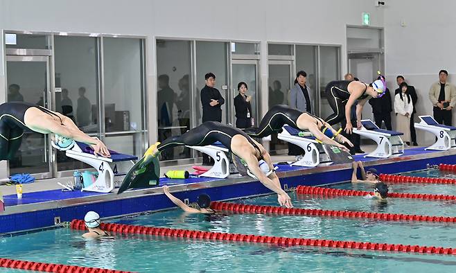 지난달 28일 개관식을 갖고 시범운영에 들어간 충남스포츠센터 개관식에서 수영선수들이 축하 퍼포먼스를 선보였다.