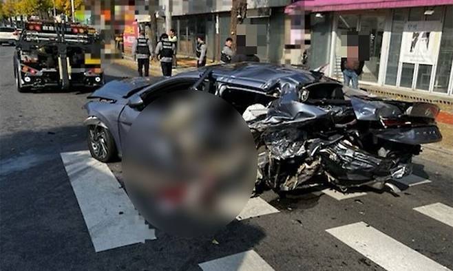 23일 오전 11시21분쯤 경북 구미시 원평동 산업로 교차로에서 택시와 승용차가 충돌하여 차량이 형체를 알아볼 수 없을 정도로 부숴졌다. 경북소방본부 제공