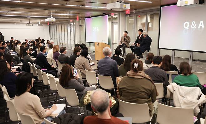 미국 하버드대학교에서 학생들의 질문에 답하는 임태희 경기도교육감. 경기도교육청 제공