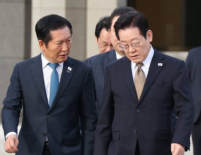 주요 20개국(G20) 정상회의 참석을 계기로 UAE·이집트·튀르키예 등 4개국 순방에 나서는 이재명 대통령이 11월17일 성남 서울공항에서 공군1호기로 이동하며 정청래 더불어민주당 대표와 대화하고 있다. ⓒ연합뉴스