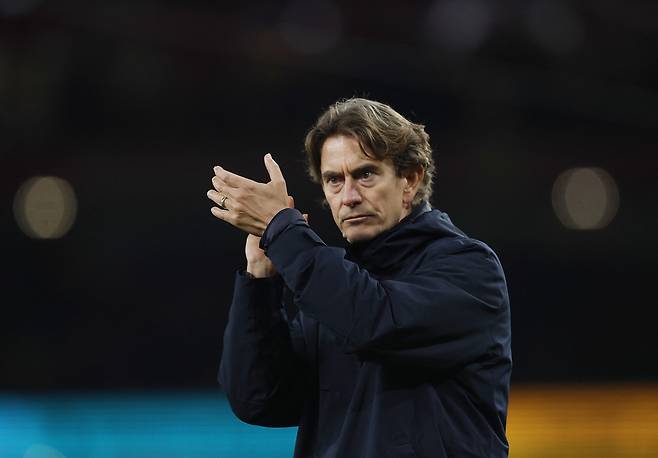 토트넘 프랭크 감독이 24일 아스널전 패배 후 관중에게 박수를 치고 있다. 로이터연합뉴스