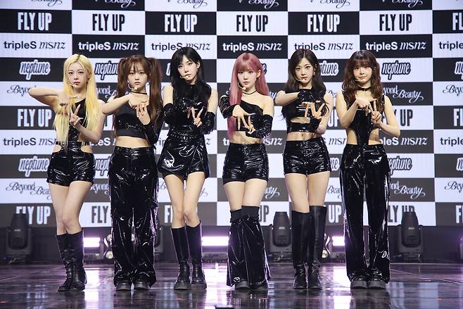 트리플에스 미소녀즈 ‘문’팀이  24일 서울 용산구 블루스퀘어에서 진행된 첫 앨범 ‘비욘드 뷰티’ 쇼케이스에서 포즈를 취하고 있다. 모드하우스 제공