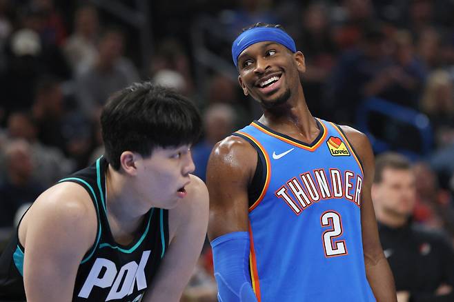 오클라호마시티 샤이 길저스 알렉산더가 24일 포틀랜드전에서 양한센 옆에서 활짝 웃고 있다. AP연합뉴스