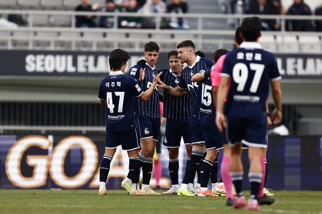서울이랜드 선수들이 지난 23일 목동종합운동장주경기장에서 열린 서울이랜드 대 안산 그리너스의 '하나은행 K리그2 2025' 39라운드 최종전에서 득점 후 기뻐하고 있다. /사진=서울이랜드 제공