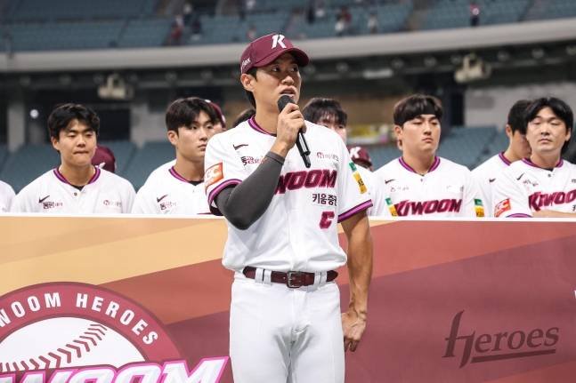 송성문(가운데)이 시즌 최종전에서 팬들께 인사를 건네고 있다. /사진=키움 히어로즈 제공