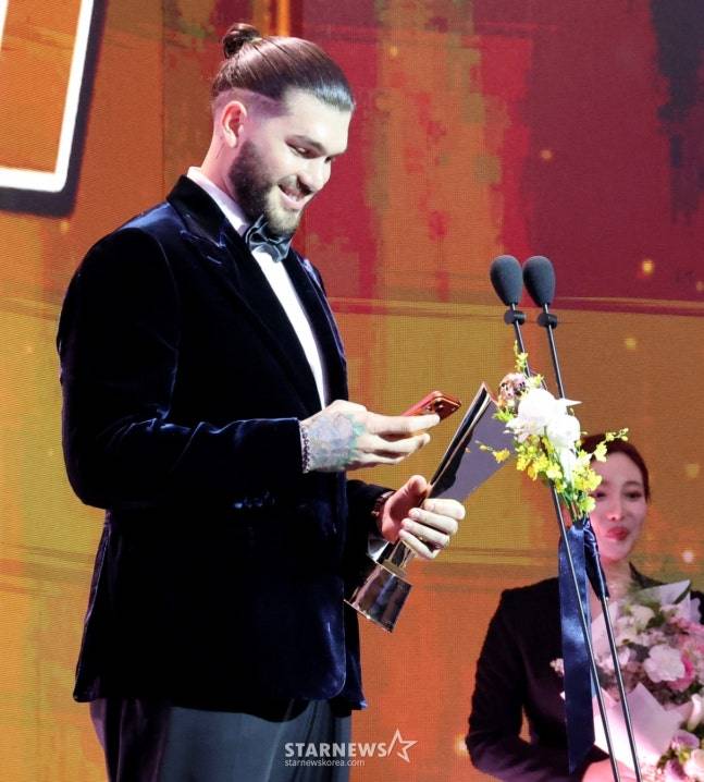 한화의 코디 폰세가 24일 오후 2시 서울 롯데호텔 월드 크리스탈볼룸에서 열린 '2025 신한 SOL 뱅크 KBO 시상식'에서 리그 MVP를 수상했다. /사진=강영조 선임기자