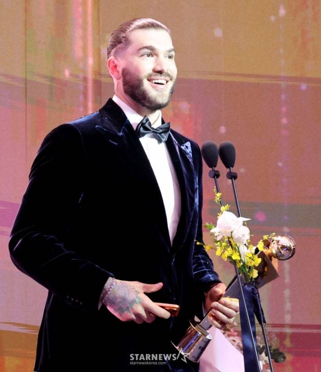 한화의 코디 폰세가 24일 오후 2시 서울 롯데호텔 월드 크리스탈볼룸에서 열린 '2025 신한 SOL 뱅크 KBO 시상식'에서 리그 MVP를 수상했다. /사진=강영조 선임기자