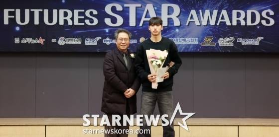 축구 부문 스타상 수상자 박시후(신평고3·충남아산)가 24일 서울 중구 프레스센터에서 진행된 '2025 퓨처스 스타대상' 시상식에 참석해 수상한 뒤 한준희 쿠팡플레이 해설위원과 기념촬영을 하고 있다. /사진=김휘선 기자