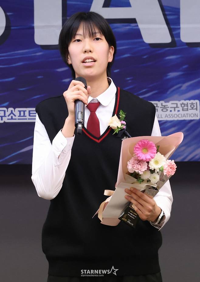 '2025 퓨처스 스타대상' 시상식이 24일 서울 중구 한국프레스센터 19층 기자회견장에서 열렸다.  박서윤(중앙여고1)이 농구 부문 미래스타상을 수상한 후 소감을 밝히고 있다.  수상자는 야구 대상 김민준(대구고·SSG) ,스타상 오재원(유신고·한화), 미래스타상 하현승(부산고2) 엄준상(덕수고2)  축구 스타상 김현오(충남기계공고·대전하나시티즌) 박시후(신평고·충남아산), 미래스타상> 박도훈(현풍고2) 김태호(경북자연과학고1)   농구 대상 에디 다니엘(용산고·서울 SK), 스타상 이가현(수피아여고·인천 신한은행), 미래스타상 윤지원(경복고2)  배구 스타상 방강호(제천산업고·한국전력) 이지윤(중앙여고·한국도로공사), 미래스타상 박서윤(중앙여고1)이다. /사진=김진경 대기자