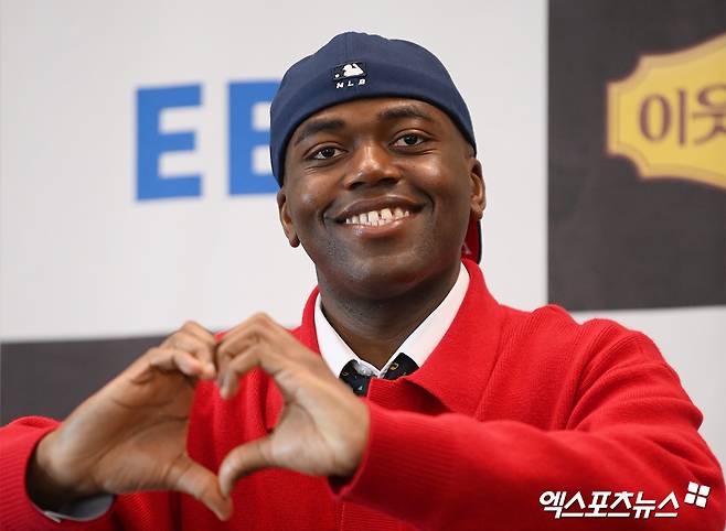 100만 유튜버가 된 조나단, 엑스포츠뉴스DB