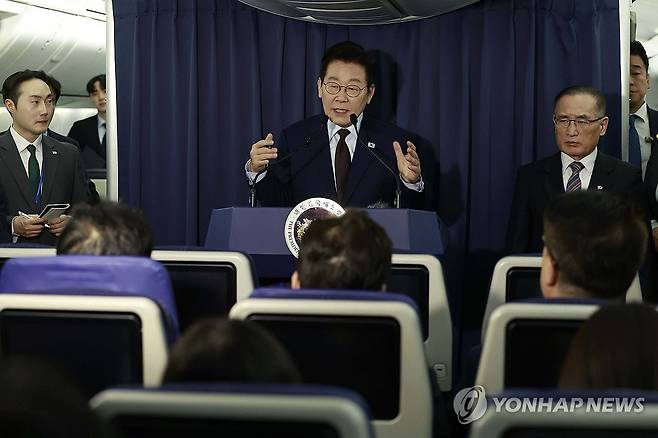 이재명 대통령, 공군 1호기 기자간담회 (앙카라=연합뉴스) 김도훈 기자 = 이재명 대통령이 23일(현지시간) G20 정상회의 일정을 마치고 남아프리카공화국에서 다음 방문지인 튀르키예로 향하는 공군 1호기에서 순방 기내 기자간담회를 하고 있다. 2025.11.24 superdoo82@yna.co.kr