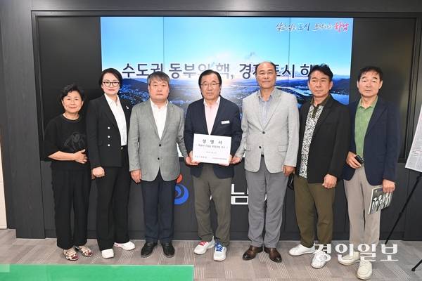 (사)하남시기업인협의회·하남시체육회 임원들이 지난 7월11일 하남지역에 ‘5성급 호텔’ 건립을 촉구하는 건의서를 이현재 시장에게 전달하고 있다. /경인일보 DB