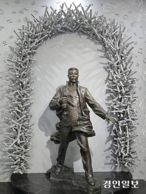 하얼빈역 ‘안중근 의사 기념관’에 설치된 안중근 의사 동상. 2025.10.22 /김태강기자 think@kyeongin.com