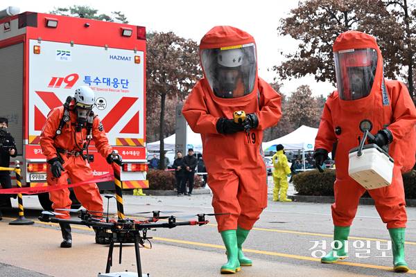 25일 오후 수원시 팔달구 수원월드컵경기장에서 드론 테러 상황을 가정한 ‘2025 경기남부 대테러 관계기관 합동훈련’이 각 기관별로 진행되고 있다. 2025.11.25 /임열수기자 pplys@kyeongin.com
