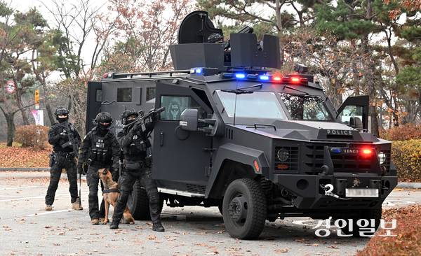 25일 오후 수원시 팔달구 수원월드컵경기장에서 드론 테러 상황을 가정한 ‘2025 경기남부 대테러 관계기관 합동훈련’이 각 기관별로 진행되고 있다. 2025.11.25 /임열수기자 pplys@kyeongin.com