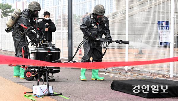 25일 오후 수원시 팔달구 수원월드컵경기장에서 드론 테러 상황을 가정한 ‘2025 경기남부 대테러 관계기관 합동훈련’이 각 기관별로 진행되고 있다. 2025.11.25 /임열수기자 pplys@kyeongin.com