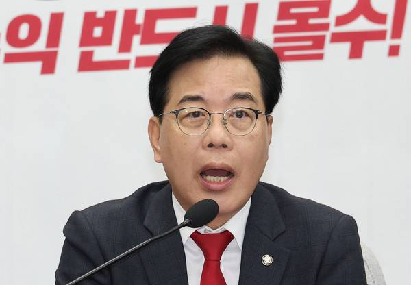 국민의힘 송언석 원내대표가 21일 서울 여의도 국회에서 열린 원내대책회의에서 발언하고 있다.&nbsp;송 원내대표는 국회에서 열린 원내대책회의에서 "어제 행정안전부가 '헌법 파괴 내란몰이 TF' 1호 가동을 선언했다"며 이같이 말했다. 2025.11.21 [사진=연합뉴스]