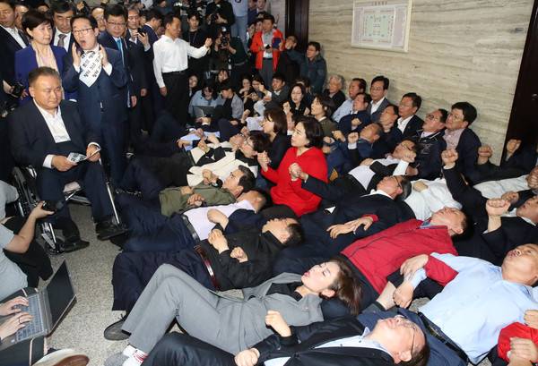 국회&nbsp;패스트트랙&nbsp;충돌 사건을 수사한 검찰이 2일 자유한국당 황교안 대표, 나경원 전 원내대표와 더불어민주당 이종걸 의원 등 여야 의원 28명, 보좌진·당직자 8명 등 총 37명을 불기소 또는 약식 기소했다. 사진은 지난 2019년 4월 26일 나경원 원내대표 등 자유한국당 의원들이 사법개혁특위가 열리는 국회 회의실 앞에 드러누워 이상민 위원장 등 참석자 진입을 막는 모습. 2020.1.2 [사진=연합뉴스]