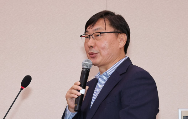 지난해 10월 25일 오후 국회에서 열린 법제사법위원회 국정감사에 증인으로 출석한 이화영 전 경기도평화부지사가 의원 질의에 답변하고 있다. [사진=연합뉴스]