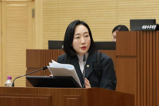 김효숙 의원이 학생 가방을 메고, 장거리 통학 문제에 대한 실효적 제도 개선을 촉구하고 있다. 사진=시의회 제공.