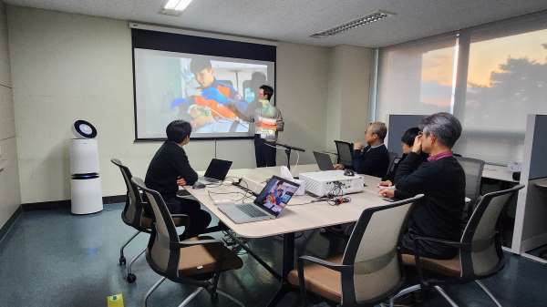 ETRI 연구진이 구급 환경 뇌혈관질환 판단 보조 기술에 관하여 논의하는 모습