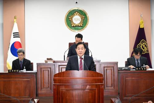 심재국 평창군수가 25일 평창군의회 본회의장에서 열린 ‘평창군회의 제309회 정례회’에서 2026년도 예산안 제출에 따른 시정연설을 하고 있다.