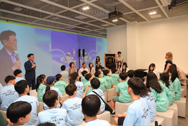 지난 7월 열린 독일 카를스루에 로보틱스컵 교류대회에 참여한 학생들이 김대권 수성구청장과 독일 카를스루에시 관계자의 이야기를 듣고 있다. 수성구청 제공