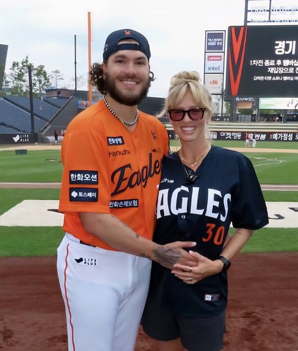 출산을 앞두고 기념사진을 찍은 폰세 가족. (사진=폰세 SNS)