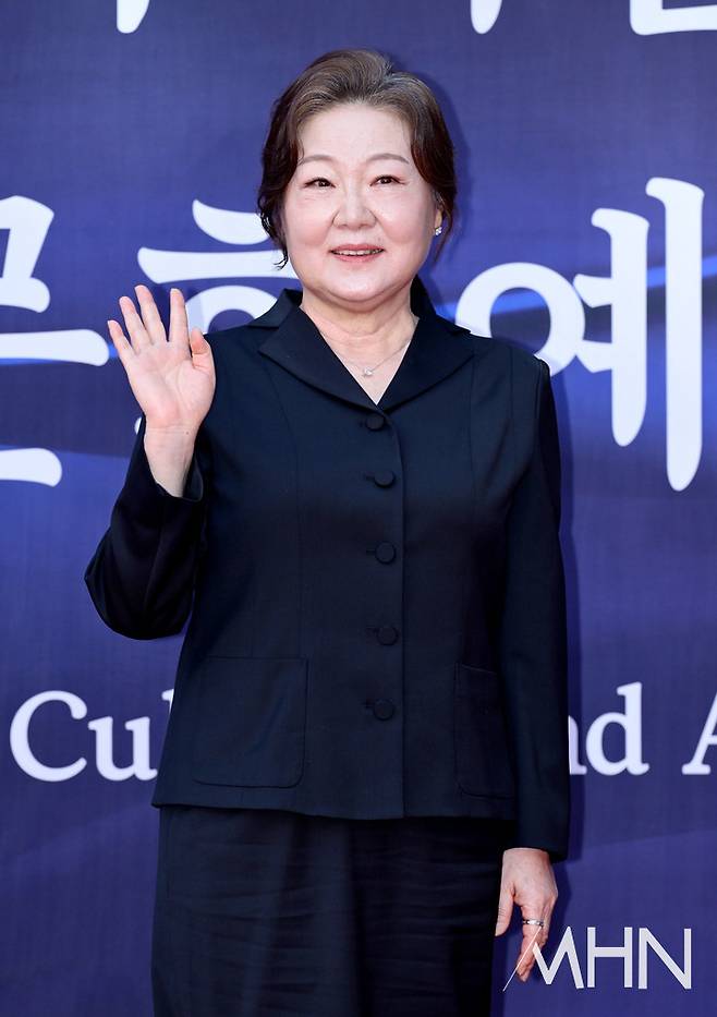 ** 로또 1등 당첨, 김해숙 배우가 스크린에서 인생 역전! 당신의 행운은?
**