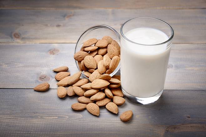 아몬드와 우유는 마그네슘이 풍부한 식품으로 꼽힌다. 마그네슘이 부족하면 혈압이 증가하고, 불안이나 우울 증상이 심해질 수 있다. 사진=게티이미지뱅크