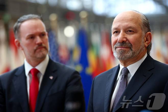 하워드 러트닉 미국 상무장관과 제이미슨 그리어 미국 무역대표부(USTR) 대표가 24일(현지시간) 벨기에 브뤼셀에서 EU 통상장관 회의에 참석했다. 2025.11.24./뉴스1 ⓒ 로이터=뉴스1 ⓒ News1 이창규 기자